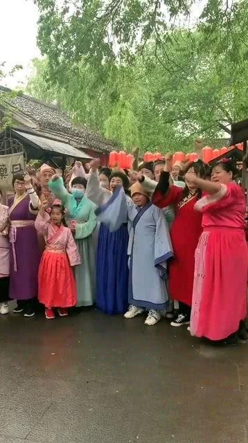 吃瓜群众表演视频,欢乐搞笑瞬间大盘点